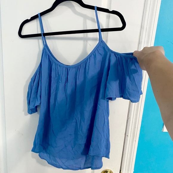 one clothing Tops - NWOT Cold Shoulder Top